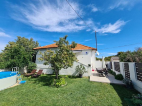 Holiday house with private pool and private yard